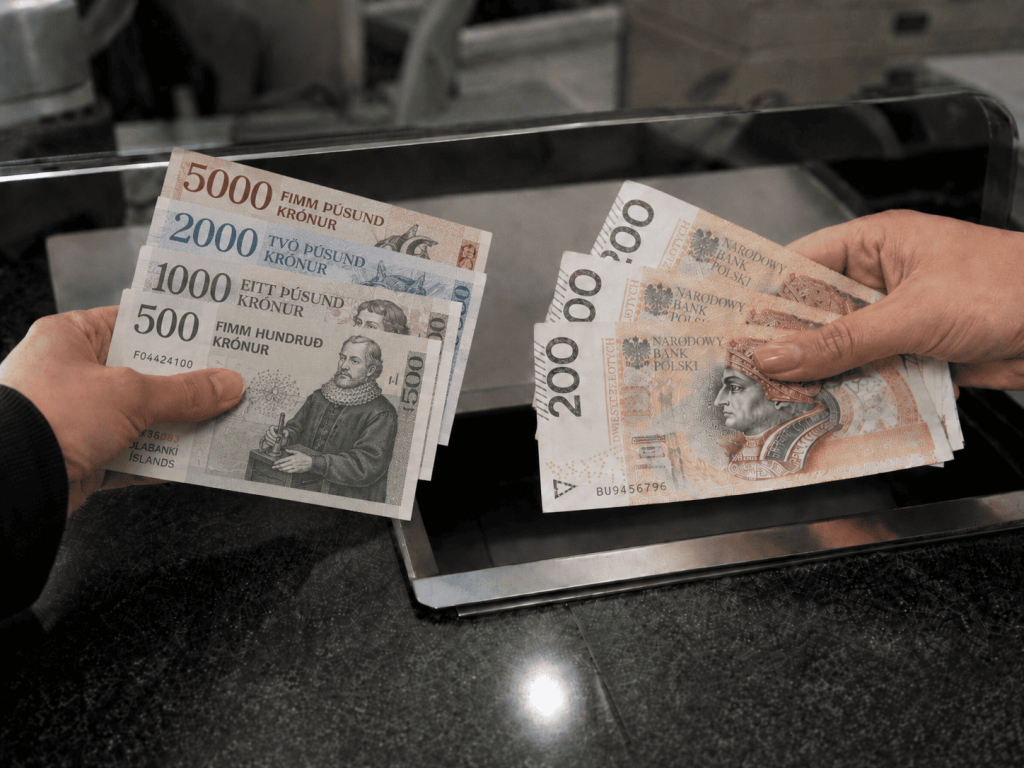 Банкноти ісландських крон (ISK) – обмін валут в обміннику Argentarii у Варшаві